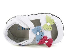 Load image into Gallery viewer, Pretty leather baby shoes. Baby shoes and footwear online
