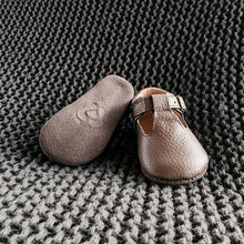 Load image into Gallery viewer, Baby&#39;s first shoes. leather baby shoes. baby gift
