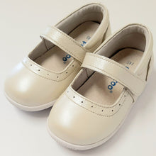 Load image into Gallery viewer, Pearl kids shoes. Flower girl shoes. Velcro closure

