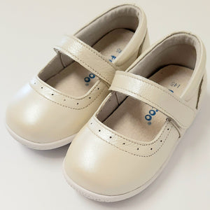 Pearl kids shoes. Flower girl shoes. Velcro closure