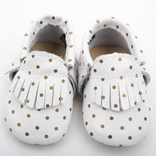 Load image into Gallery viewer, Pretty leather baby shoes. Baby shoes and footwear online White Moccassins
